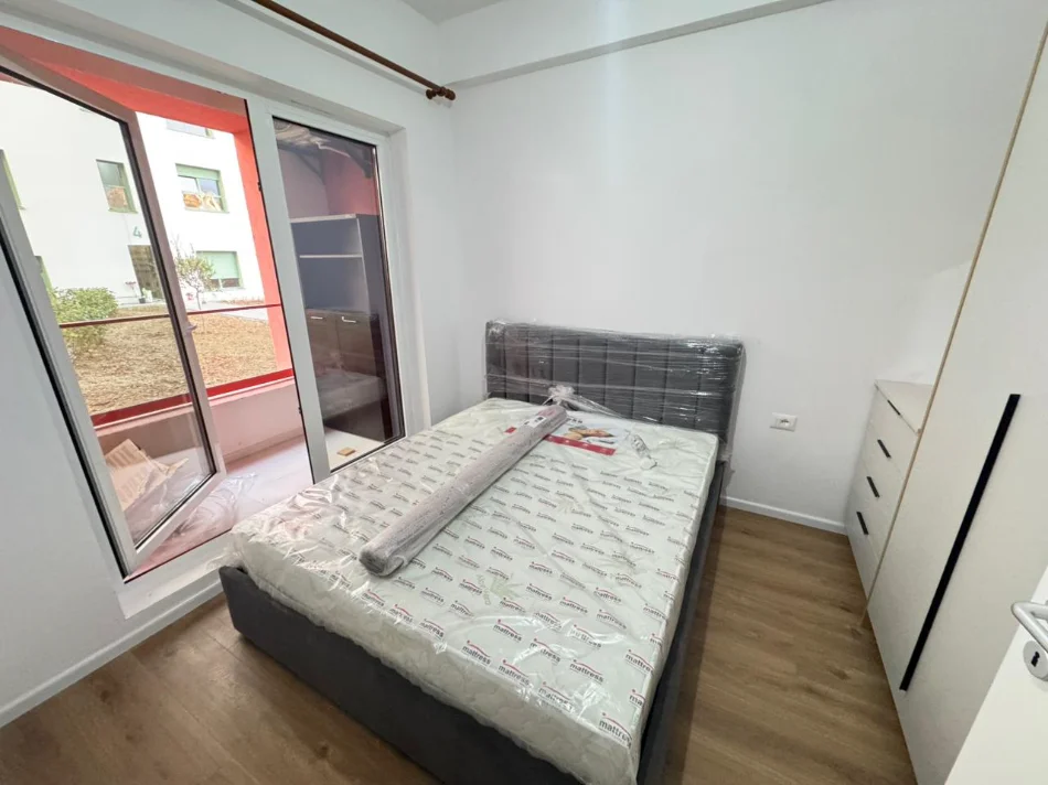 Tirane, jepet me qera apartament 1+1 Kati 1, (Ali Demi)