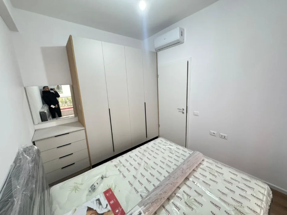 Tirane, jepet me qera apartament 1+1 Kati 1, (Ali Demi)
