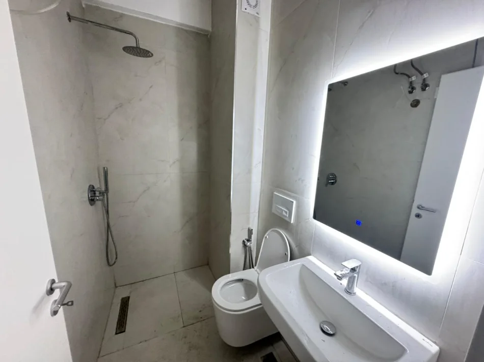 Tirane, jepet me qera apartament 1+1 Kati 1, (Ali Demi)