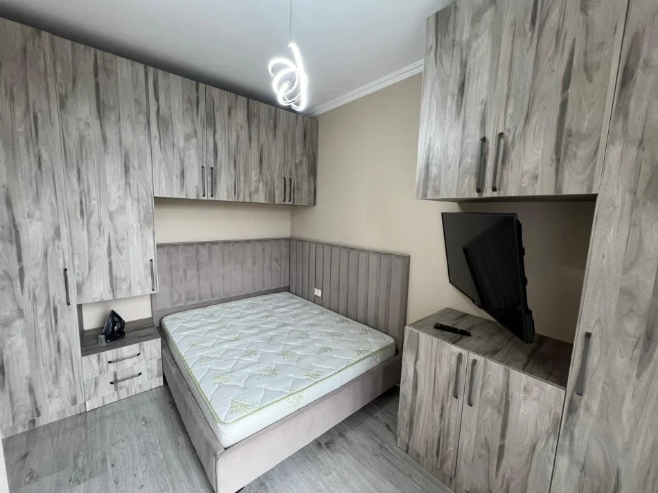 Tirane, jepet me qera apartament 1+1+Ballkon Kati 2, 60 m² 600 € (Rruga Riza Cerova)