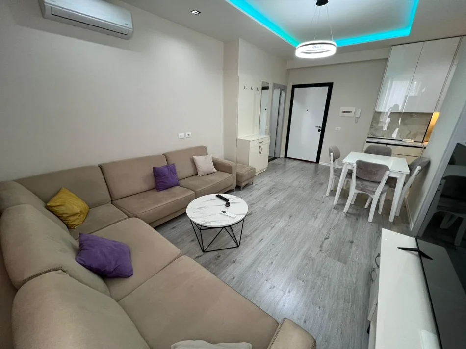 Tirane, jepet me qera apartament 1+1+Ballkon Kati 2, 60 m² 600 € (Rruga Riza Cerova)