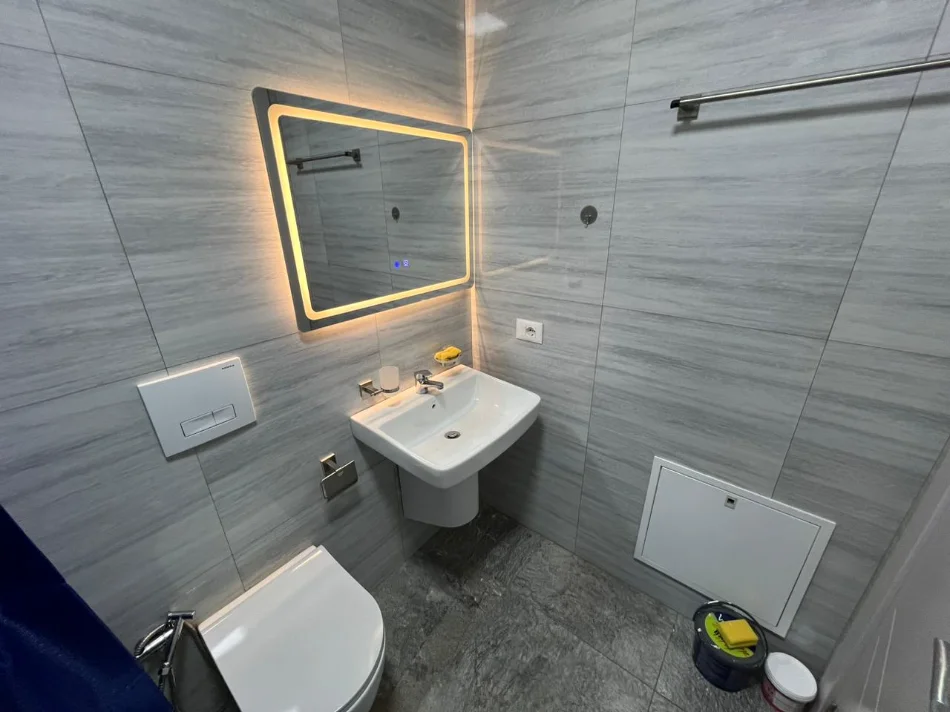 Tirane, jepet me qera apartament 1+1+Ballkon Kati 2, 60 m² 600 € (Rruga Riza Cerova)