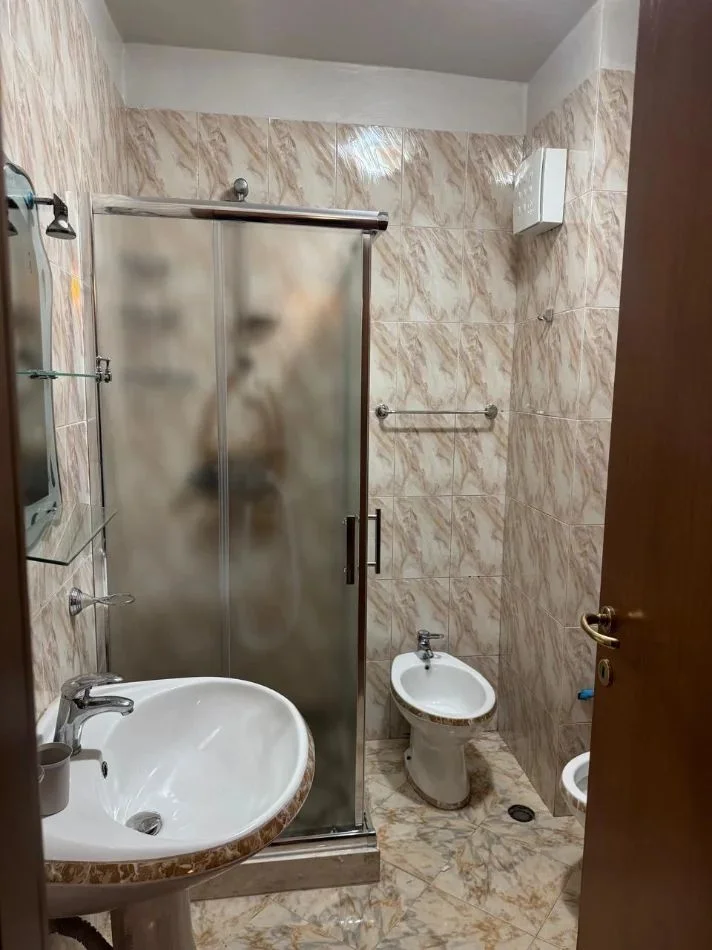Tirane, jepet me qera apartament 1+1 Kati 8, 65 m² 600 € (SHESHI WILLSON)