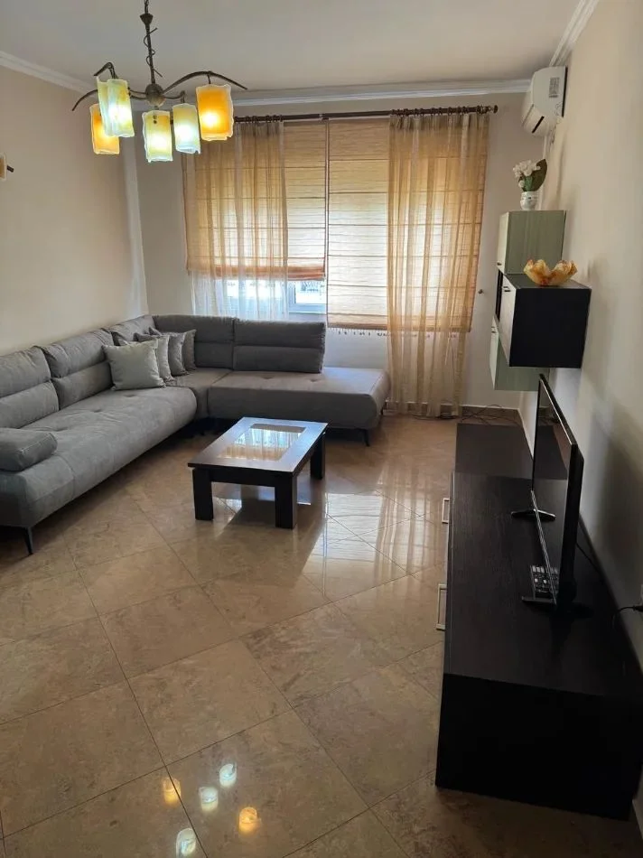 Tirane, jepet me qera apartament 1+1 Kati 8, 65 m² 600 € (SHESHI WILLSON)