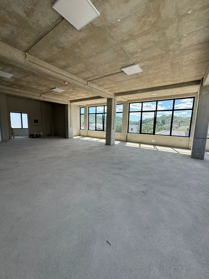 Tirane, jepet me qera magazine Kati 2, 360 m² 5.000 € (PRANE RRETHIT)
