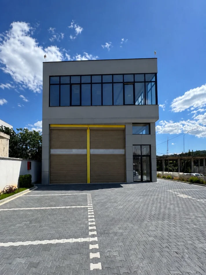 Tirane, jepet me qera magazine Kati 2, 360 m² 5.000 € (PRANE RRETHIT)