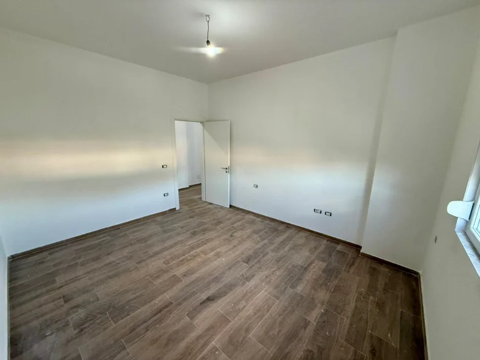 Tirane, shitet apartament 1+1 Kati 1, 77 m² ,104 000 € (siri kodra)
