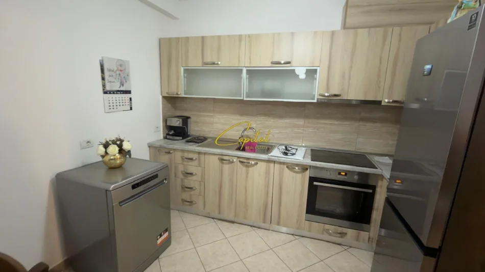 Tirane, jepet me qera apartament 1+1 Kati 2, 50 m² 450 € (ISH PARKU)