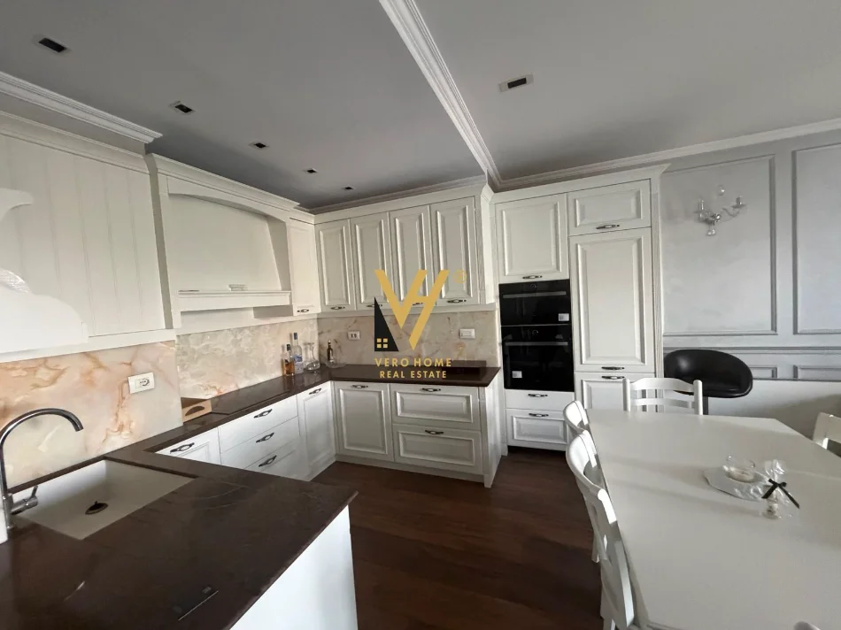 Tirane, jepet me qera apartament 2+1+Ballkon Kati 8, 148 m² 2.200 € (AMBASADOR 3)