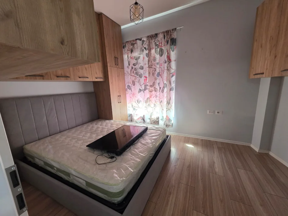 Tirane, jepet me qera apartament 1+1 Kati 5, (Ali Demi)