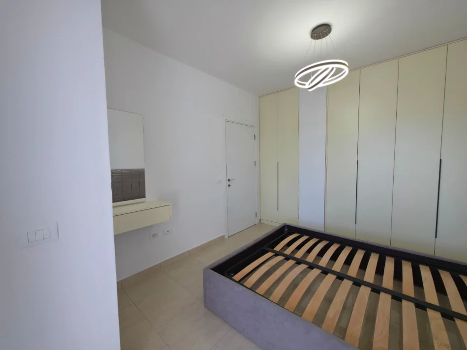 Tirane, jepet me qera apartament 1+1 ,