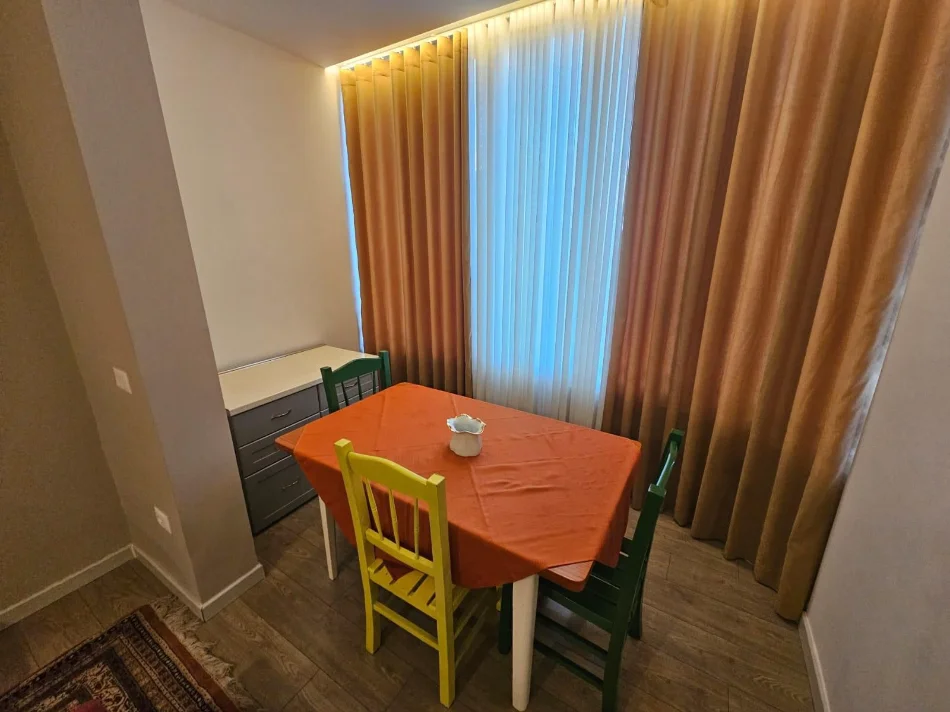 Tirane, jepet me qera apartament 2+1 Kati 2, 80 m² 780 € (PRANE KARBURANTIT SHELL)