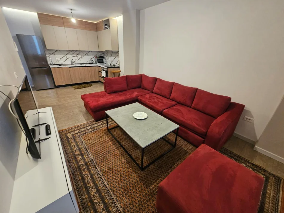 Tirane, jepet me qera apartament 2+1 Kati 2, 80 m² 780 € (PRANE KARBURANTIT SHELL)