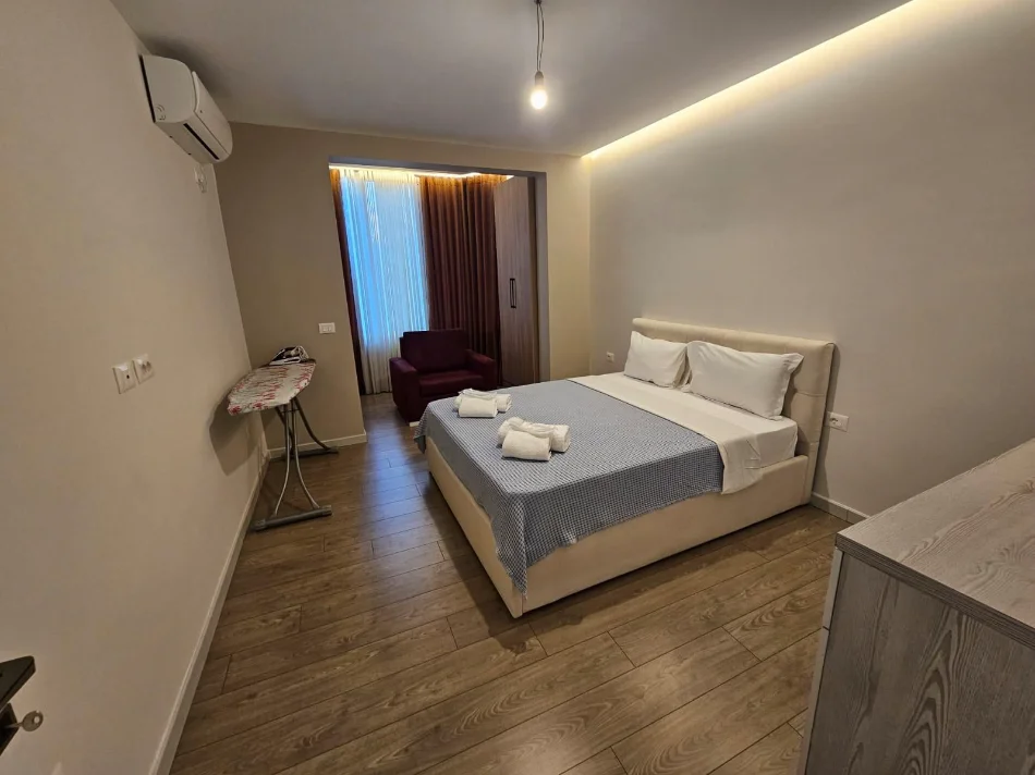 Tirane, jepet me qera apartament 2+1 Kati 2, 80 m² 780 € (PRANE KARBURANTIT SHELL)