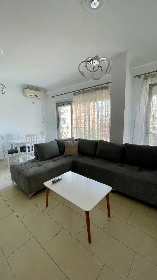 Tirane, jepet me qera apartament 1+1 Kati 4, 75 m² 800 € (HIM KOLLI)