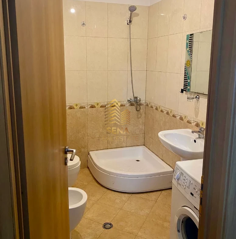 Tirane, jepet me qera apartament 1+1+Ballkon Kati 6, 55 m² 500 € (Xhamllik)