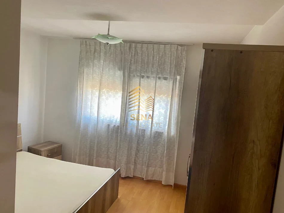 Tirane, jepet me qera apartament 1+1+Ballkon Kati 6, 55 m² 500 € (Xhamllik)