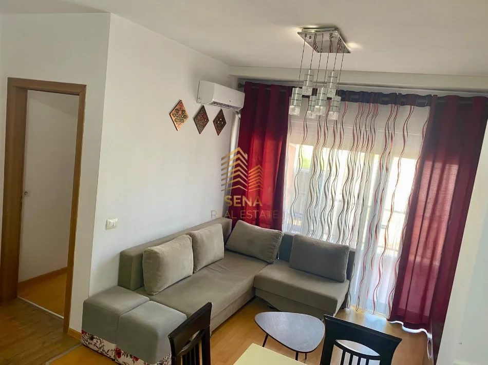 Tirane, jepet me qera apartament 1+1+Ballkon Kati 6, 55 m² 500 € (Xhamllik)