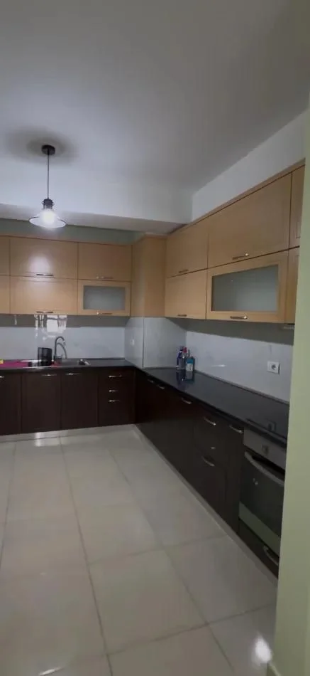 Tirane, jepet me qera apartament 1+1 Kati 4, 60 m² 600 € (KOMUNA E PARISIT)