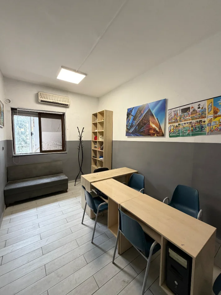 Tirane, jepet me qera ambjent biznesi Kati 3, 100 m² 780 € (Rruga Sami Frasheri/ Rrugica e LSI-s)