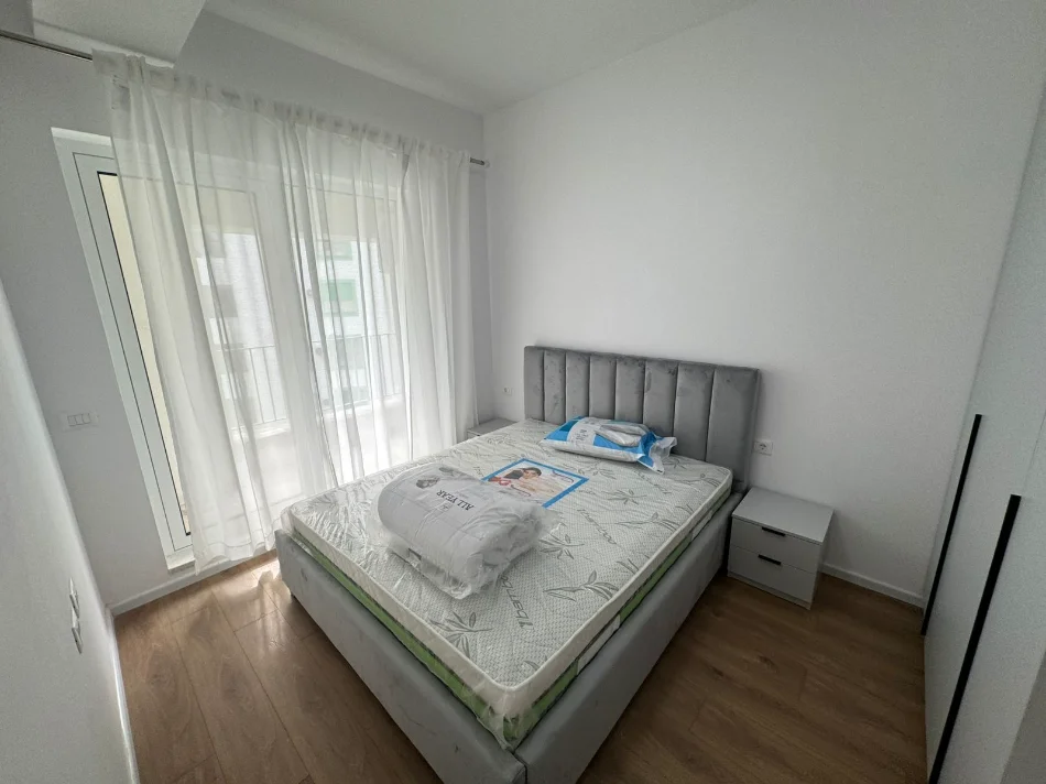 Tirane, jepet me qera apartament 1+1 Kati 6, (Ali Demi)