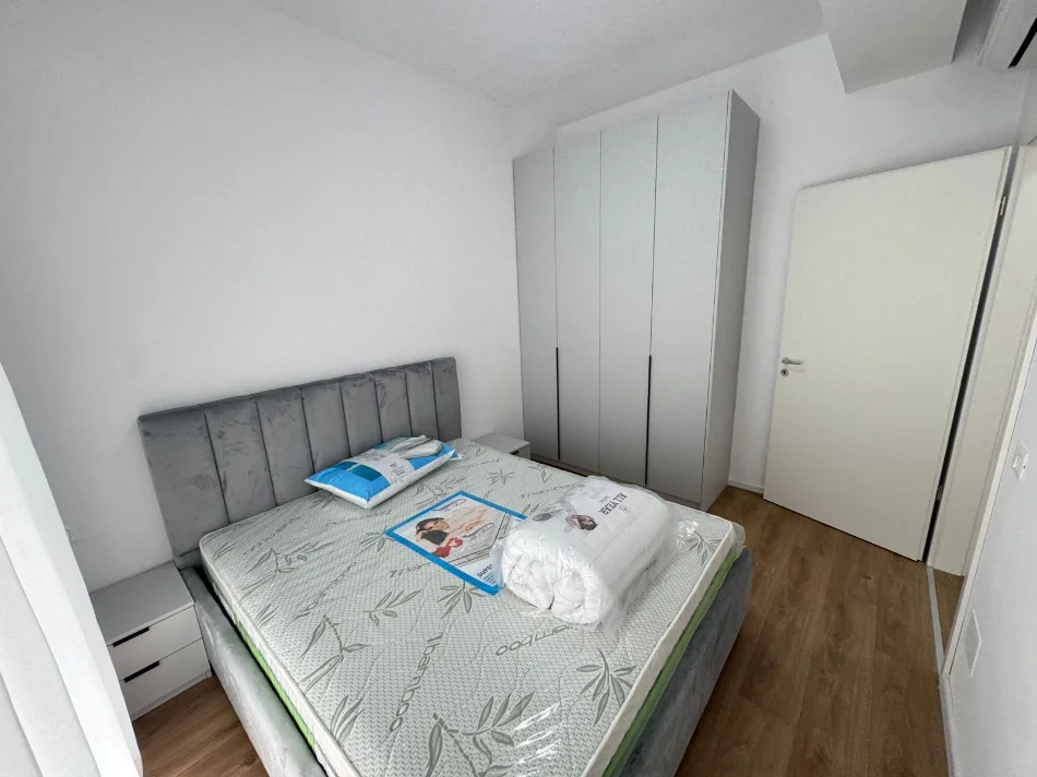 Tirane, jepet me qera apartament 1+1 Kati 6, (Ali Demi)