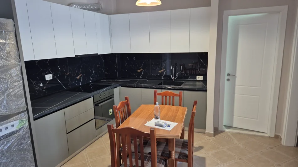 Tirane, jepet me qera apartament 1+1+Ballkon Kati 8, 52 m² 400 € (Rruga 5 Maji, Tirane)