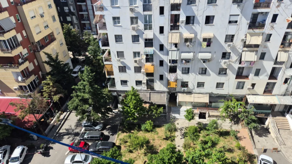 Tirane, jepet me qera apartament 1+1+Ballkon Kati 8, 52 m² 400 € (Rruga 5 Maji, Tirane)