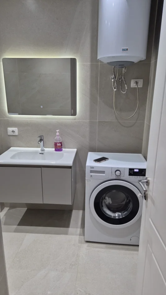 Tirane, jepet me qera apartament 1+1+Ballkon Kati 8, 52 m² 400 € (Rruga 5 Maji, Tirane)