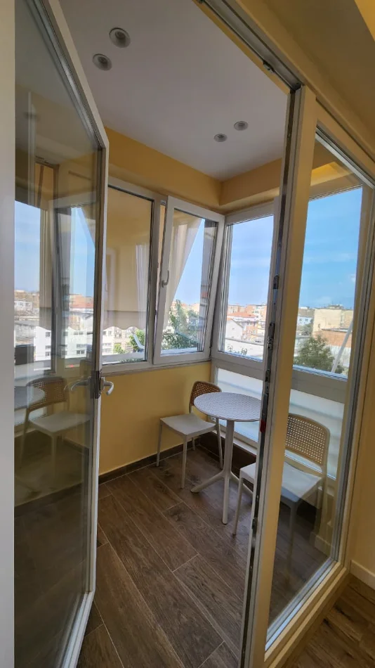 Tirane, jepet me qera apartament 1+1+Ballkon Kati 3, 70 m² 600 € (Zog i Zi)
