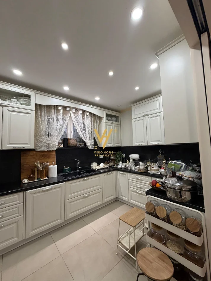 Tirane, shitet apartament 3+1+Ballkon Kati 7, 131 m² 367.000 € (KOMUNA E PARISIT)