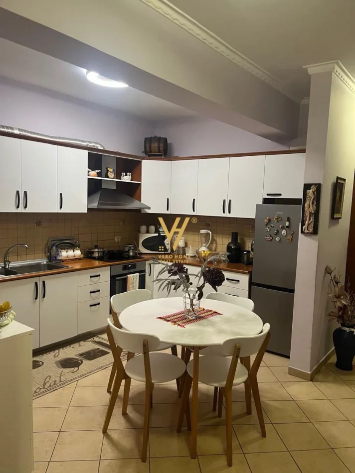 Tirane, jepet me qera apartament 2+1+Ballkon Kati 5, 110 m² 770 € (RRUGA E KAVAJES)