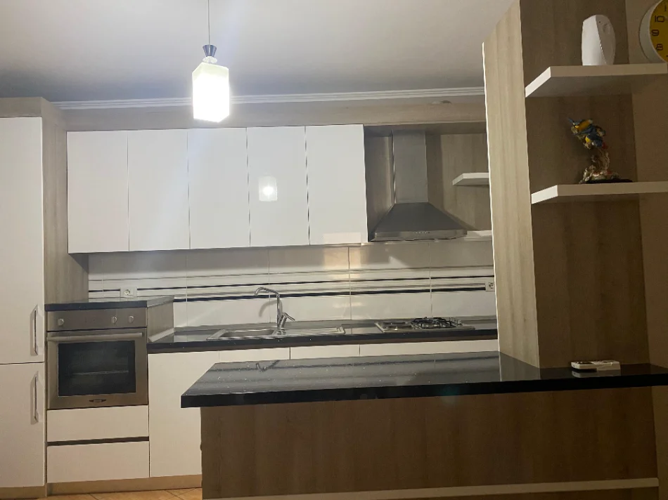 Tirane, jepet me qera apartament 2+1 Kati 8, 91 m² 650 € (Pallati me Shigjeta)