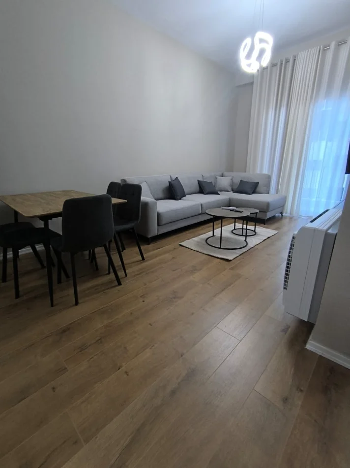 Tirane, jepet me qera apartament 1+1+Ballkon Kati 6, 75 m² 600 € (Kompleksi Aura, Rruga Dritan Hoxha)