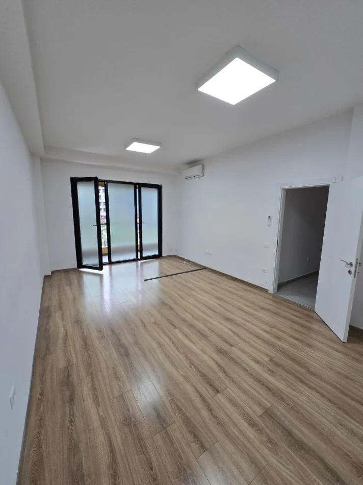 Tirane, jepet me qera ambjent biznesi Kati 3, 95 m² 1.100 € (Square21)