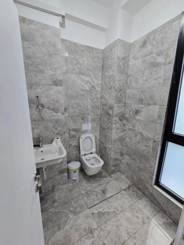 Tirane, jepet me qera ambjent biznesi Kati 3, 95 m² 1.100 € (Square21)