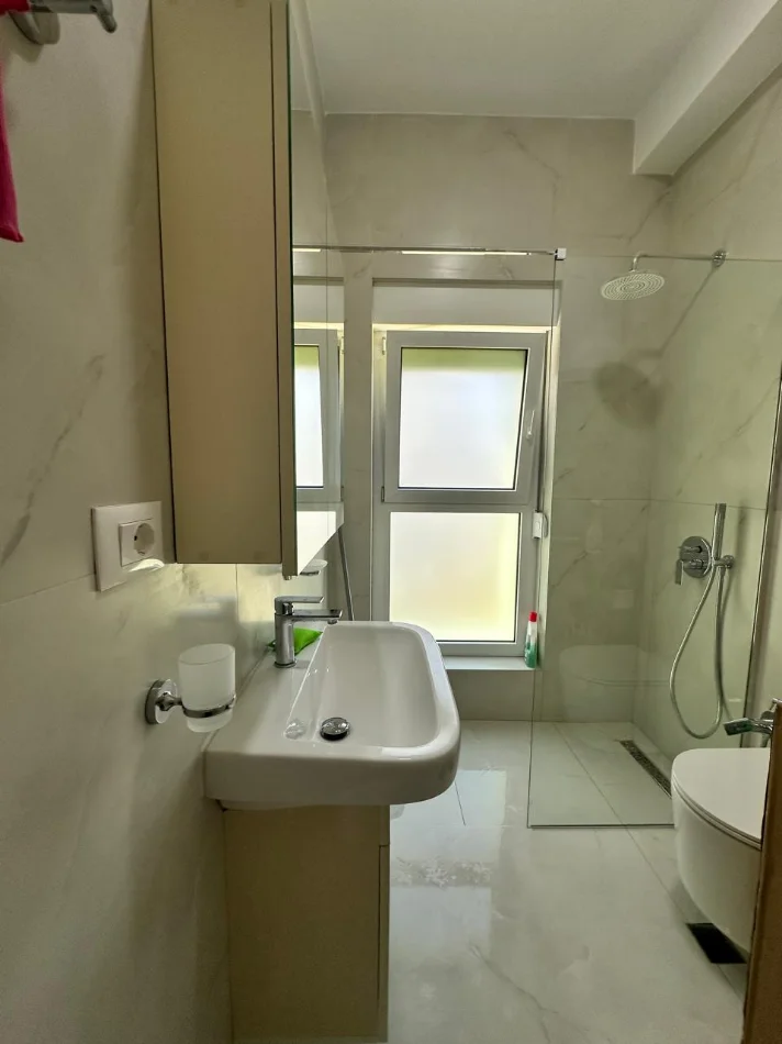 Tirane, jepet me qera apartament 1+1+Ballkon Kati 2, 52 m² 450 € (Kompleksi Kadiu)