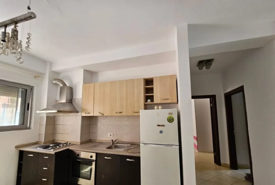 Tirane, jepet me qera apartament 2+1 Kati 1, 120 m² 400 € (Kopshti Botanik)