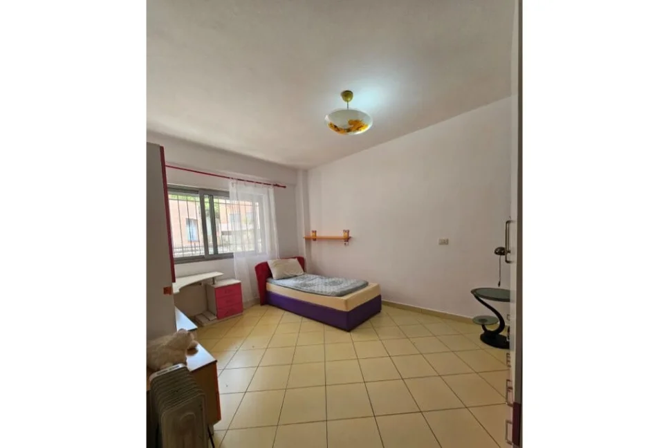 Tirane, jepet me qera apartament 2+1 Kati 1, 120 m² 400 € (Kopshti Botanik)
