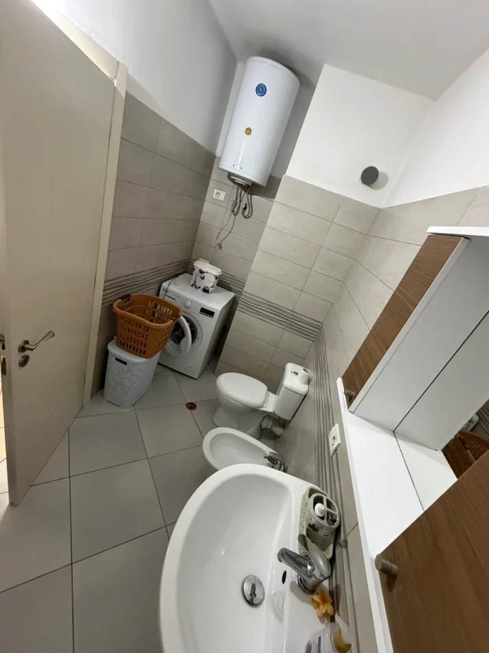 Tirane, jepet me qera apartament 1+1 Kati 4, 76 m² 550 € (Casa Italia)