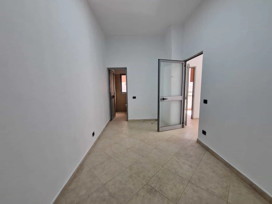 Tirane, jepet me qera zyre Kati 1, 80 m² 1.010 € (Myslym Shyri)