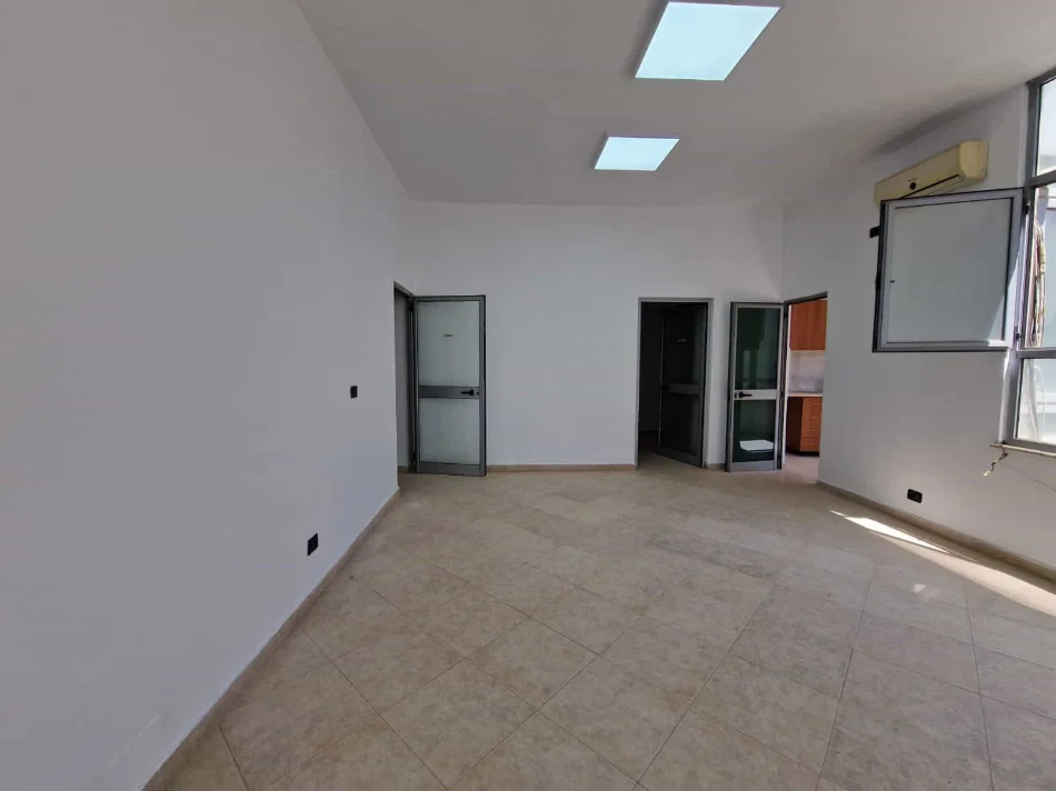 Tirane, jepet me qera zyre Kati 1, 80 m² 1.010 € (Myslym Shyri)