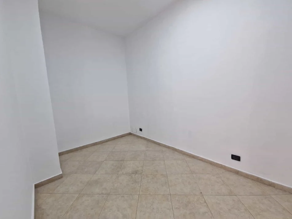 Tirane, jepet me qera zyre Kati 1, 80 m² 1.010 € (Myslym Shyri)