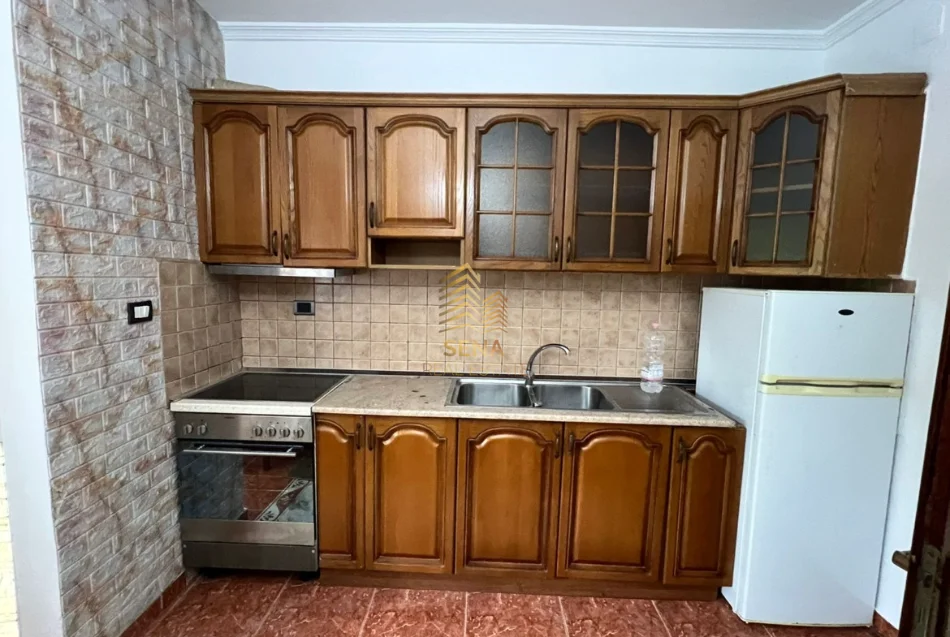 Tirane, jepet me qera apartament 1+1+Ballkon Kati 2, 60 m² 400 € (Brryli)