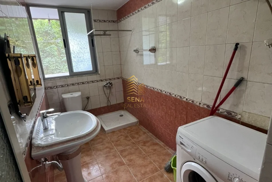 Tirane, jepet me qera apartament 1+1+Ballkon Kati 2, 60 m² 400 € (Brryli)