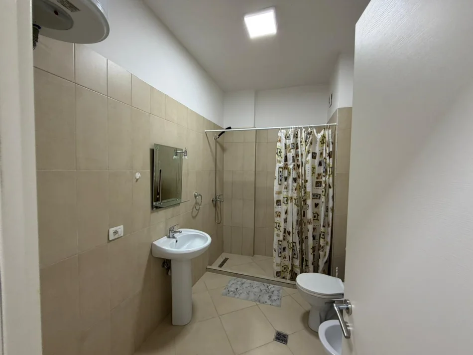 Tirane, jepet me qera apartament 1+1 Kati 2, 70 m² (5 MAJI)