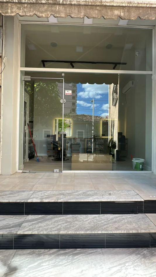 Tirane, shitet ambjent biznesi Kati 0, 24 m² 135.000 € (Rruga Barrikadave)