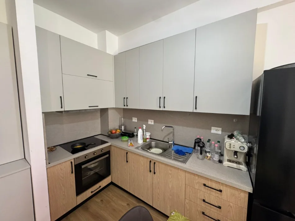 Tirane, jepet me qera apartament 1+1 Kati 1, 