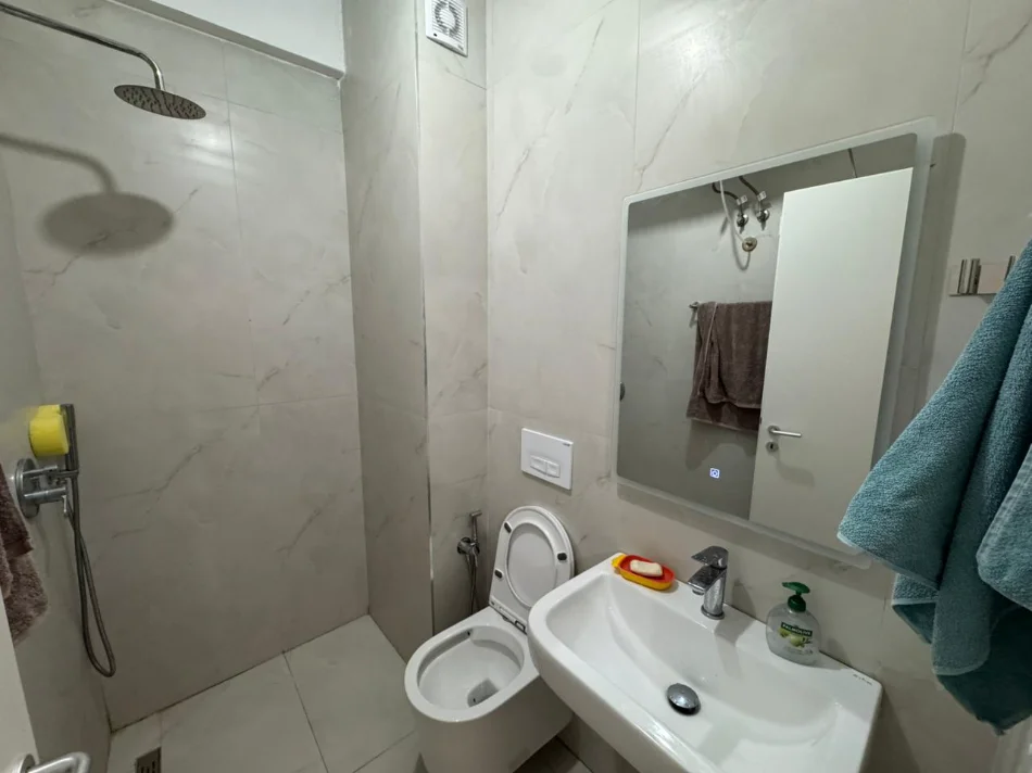 Tirane, jepet me qera apartament 1+1 Kati 1, 