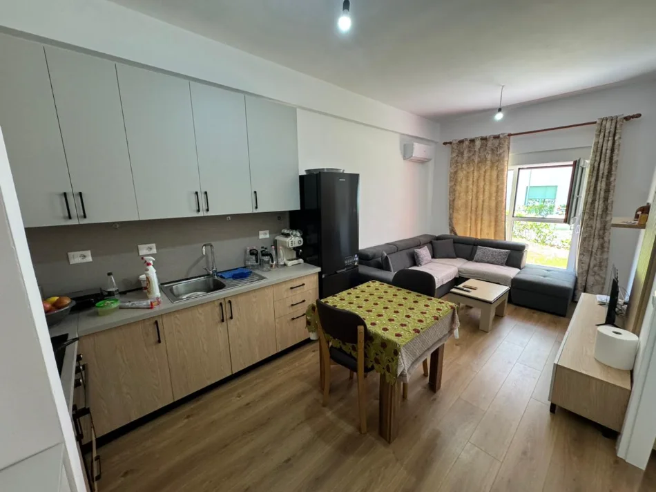 Tirane, jepet me qera apartament 1+1 Kati 1, 